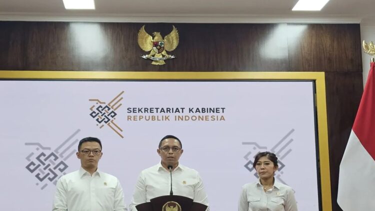 Kepala Kantor Komunikasi Kepresidenan Hasan Nasbi memberikan keterangan pers di Kantor Presiden Jakarta, Senin (2/12/2024). ANTARA/Livia Kristianti