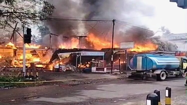 Sabana Kafe di Pulaupunjung Dharmasraya terbakar. (Foto: Tangkapan layer video)