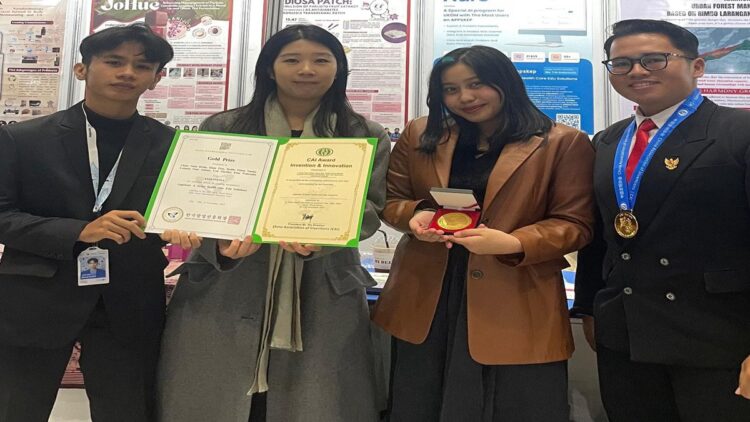 Tiga mahasiswa Unand: Irfan Wahendra (kiri), Yolanda Putri Antoni (dua dari kanan), dan Redho Prima Nanda (paling kanan) menerima medali emas lomba aplikasi berbasis teknologi di Korsel. (Foto: Dok. Pribadi)