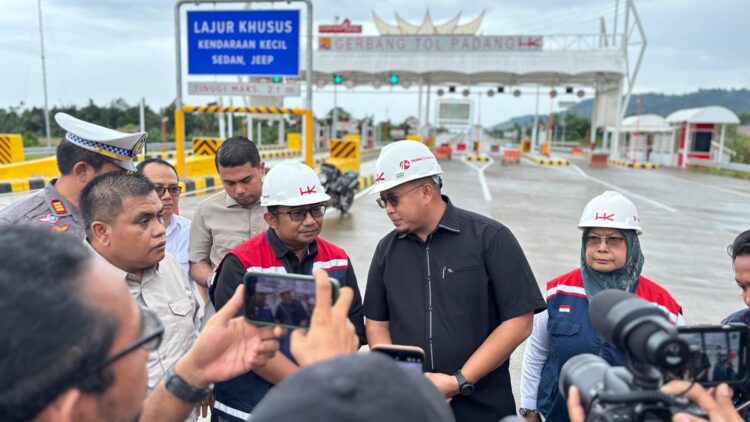 Wakil Ketua Komisi VI DPR Andre Rosiade meninjau progres jalan tol Padang-Sicincin yang bakal diuji coba pada 15 Desember 2024. (Foto: Dok. Tim AR)