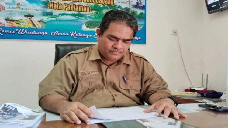 Dukung Sektor Pariwisata, Pemko Pariaman Apresiasi Penurunan Harga Tiket Pesawat jelang Nataru 1 Pelaksana Tugas Dinas Pariwisata dan Kebudayaan Kota Pariaman, Sumbar Raski Fitra sedang melihat data kunjungan wisatawan ke Pariaman. ANTARA/Aadiaat M. S.