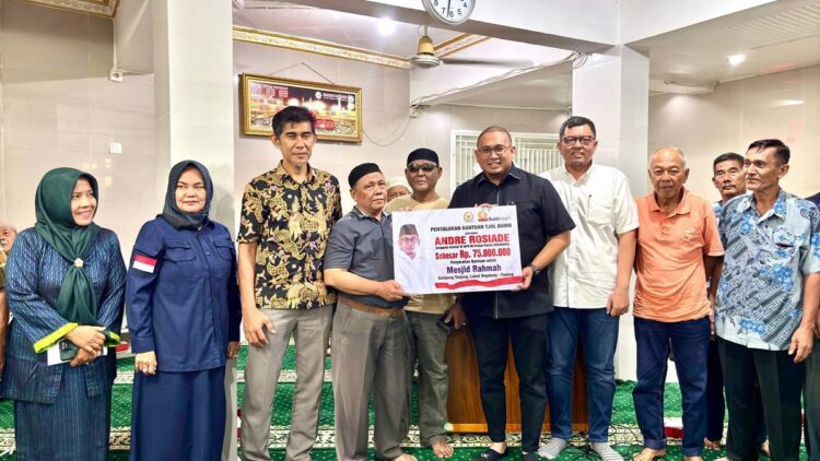 Andre Rosiade Bantu Rehab Kubah Masjid dan Bagi Ratusan Paket Sembako di Lubeg Padang 1 Andre Rosiade menyerahkan bantuan untuk merehab Masjid Rahmah, Lubeg, Kota Padang. (Foto: Dok. Tim AR)