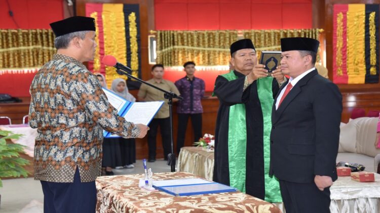 Pj Wako Pariaman melantik Mursalim sebagai Pj Sekda. (Foto: Dok. adpsb)