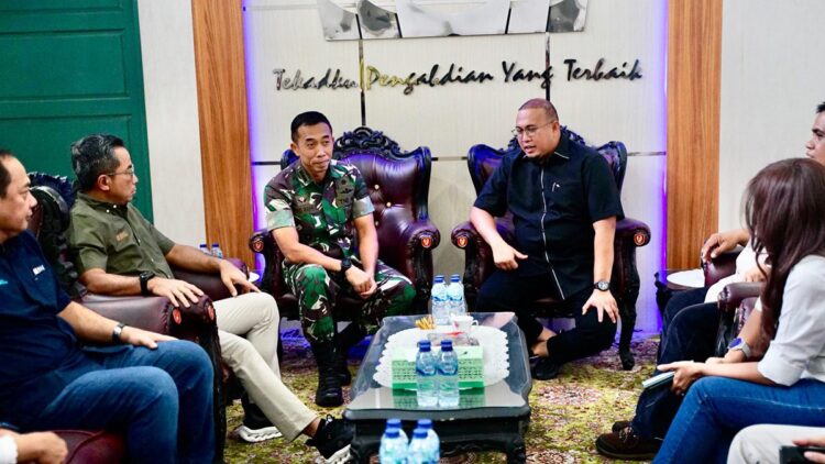Anggota DPR RI Andre Rosiade bertemu Kasilog Kasrem 032/Wbr Kolonel CZI Wiwid Wahyu Hidayat menyerahkan bantuan BNI untuk pembangunan lapangan bulu tangkis. (Foto: Dok. Ist)