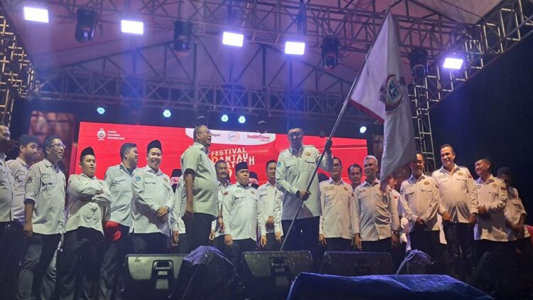 Andre Rosiade menyerahkan bendera kepada Ketua DPW IKM Jakarta Braditi Moulevey Rajo Mudo. (Foto: Ist)