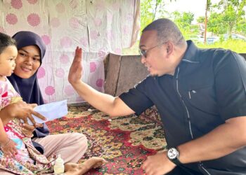 Bantu Penjaga Kolam Ikan di Padang, Andre Rosiade Tekankan Pentingnya Sekolah Anak 14 Bantu Penjaga Kolam Ikan di Padang, Andre Rosiade Tekankan Pentingnya Sekolah Anak