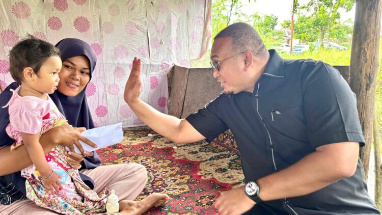 Bantu Penjaga Kolam Ikan di Padang, Andre Rosiade Tekankan Pentingnya Sekolah Anak 1 Anggota DPR RI Andre Rosiade menyerahkan bantuan kepada penjaga kolam ikan di Padang. (Foto: Dok. Tim AR)