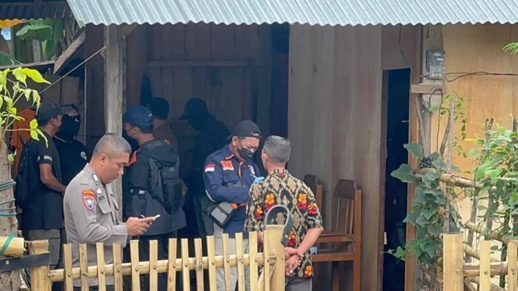 Suasana penangkapan terduga teroris di Kelurahan Baiya, Kecamatan Tawaeli, Kota Palu, Kamis (19/12/2024). (ANTARA/Badruz)