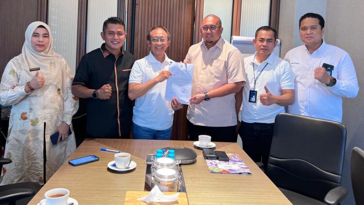 Andre Rosiade mendampingi Wakil Bupati Solok bertemu Direksi PLN. (Foto: Dok. Tim AR)