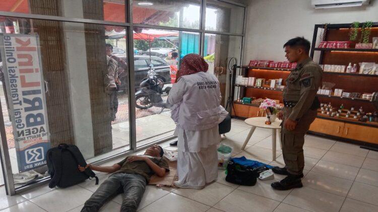 ODGJ Ngamuk Lempar Batu dan Kayu, Seorang Warga di Padang Terluka 1 Seorang warga mendapatkan luka di bagian kepala usai dilempar batu oleh ODGJ yang mengamuk. (Foto: Satpol PP Padang)