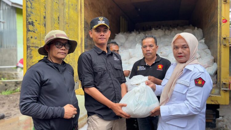 Andre Rosiade mengirim paket sembako untuk membantu korban galodo di Salingka Danau Maninjau. (Foto: Dok. Tim AR)