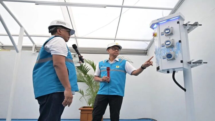 Direktur Utama PT PLN (Persero) Darmawan Prasodjo melakukan rangkaian inspeksi SPKLU Trans Jawa dan meninjau langsung One Stop EV Charging Station di Surapati, Bandung, Jawa Barat, Rabu (25/12/2024). (ANTARA/HO-PLN)