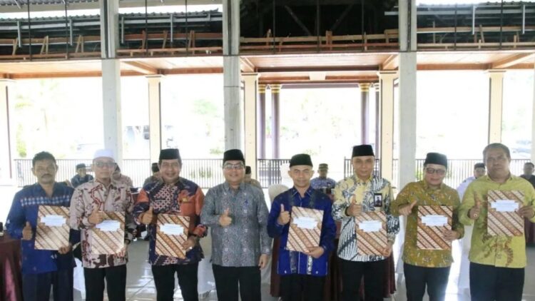 Matangkan Program 2025, Kemenag Sumbar Adakan Rapat Evaluasi 1 Kepala Kantor Wilayah (Kanwil) Kementerian Agama (Kemenag) Provinsi Sumatera Barat (Sumbar) Mahyudin menyerahkan DIPA. (Antara/HO-Humas Kemenag Sumbar)