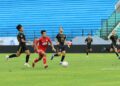 Wonderkid Semen Padang FC Gala Pagamo saat melewati pemain belakang PSIS Semarang. (dok. MO SPFC)