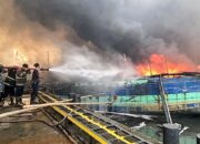 Kebakaran di Pelabuhan Tegal Sambar 15 Unit Kapal, Armada Gabungan Diturunkan Padamkan Api