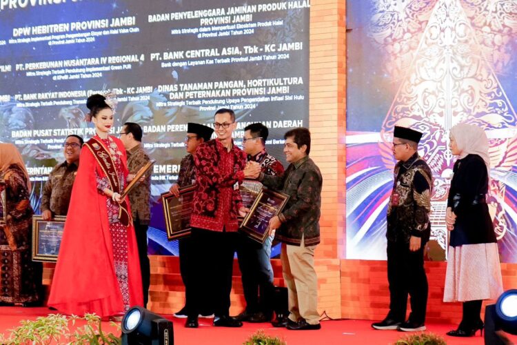 PTPN IV Regional 4 Raih Award Mitra Strategis Terbaik Bank Indonesia 1 PTPN IV Regional 4 Raih Award Mitra Strategis Terbaik Bank Indonesia