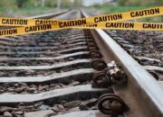 Mogok di Rel, Sebuah Mobil Tertabrak Kereta Api di Perlintasan Padang-Tabing