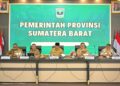Gubernur Mahyeldi Paparkan Capaikan Pemprov Sumbar Sepanjang Tahun 2024 6 Gubernur Mahyeldi bersama Pj Sekda dan Asisten 1, 2 dan 3 saat rapat bahas capaian 2024. (dok. adpsb)