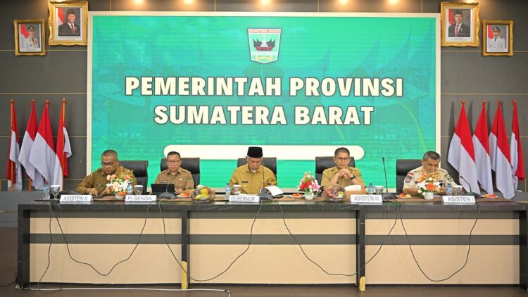 Gubernur Mahyeldi Paparkan Capaikan Pemprov Sumbar Sepanjang Tahun 2024 1 Gubernur Mahyeldi bersama Pj Sekda dan Asisten 1, 2 dan 3 saat rapat bahas capaian 2024. (dok. adpsb)