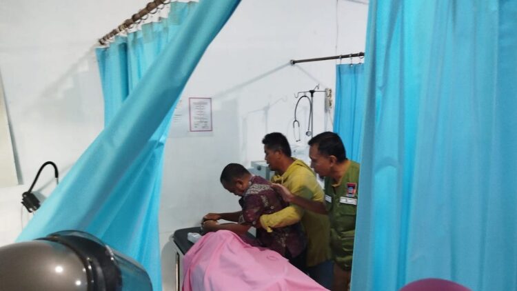 Korban terseret arus di kawasan Kapalo Banda, Kelurahan Lubuk Minturun, Kecamatan Koto Tangah, Kota Padang saat sampai di rumah sakit usai dievakuasi. Korban sudah meninggal dunia. (dok. BPBD Padang)