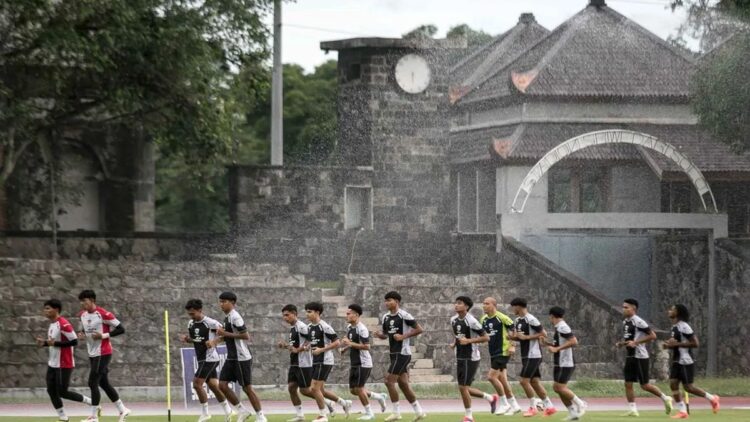 Sejumlah pesepak bola timnas Indonesia mengikuti latihan jelang pertandingan Asean Cup 2024 di Stadion Sriwedari, Solo, Jawa Tengah, Rabu (18/12/2024). ANTARA FOTO/Mohammad Ayudha/YU