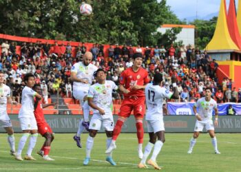 Pemain Semen Padang FC dan Persebaya berebut bola di pekan ke-15 BRI Liga 1 2024/2025 di Stadion Haji Agus Salim Padang. Kedua tim bermain imbang 0-0. (dok. MO SPFC)
