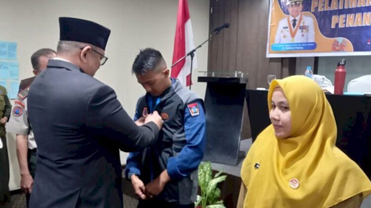 Pemko Padang Gelar Pelatihan bagi TRC PB 1 Pemasangan rompi peserta pelatih TRC PB Padang. (dok. istimewa)