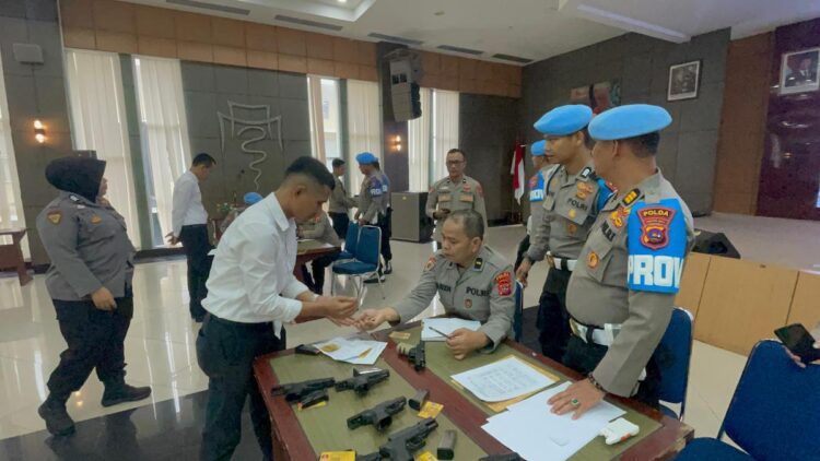 Polda Sumbar Lakukan Pengecekan Senjata Api Personel 1 Pemeriksaan senjata api (senpi) personil di Polda Sumbar. (dok. Bidhumas)