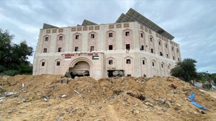 Palestina Kecam Israel Paksa Pasien Pindah ke RS Indonesia 1 Arsip - Rumah Sakit Indonesia di Beit Lahia, Gaza utara, yang sudah tidak berfungsi akibat serangan Israel. (ANTARA/Anadolu/py)