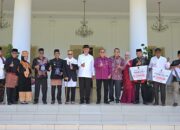 Gubernur Mahyeldi Serahkan Penghargaan bagi Nagari Terbaik dalam Pengimplementasian ABS-SBK 2024