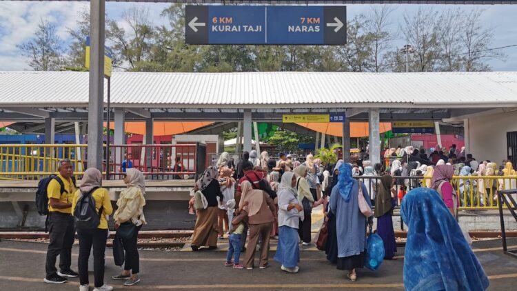 Hari Keempat Periode Nataru, KAI Divre II Sumbar Layani 23.208 Penumpang 1 Penumpang kereta di hari keempat angkutan libur nataru. (dok. istimewa)