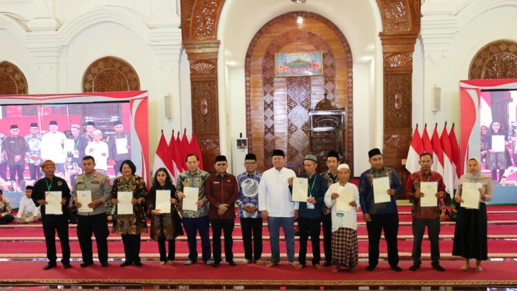 Menteri ATR/BPN, Nusron Wahid serahkan 1.334 sertifikat di Banten. (dok. ATR/BPN)