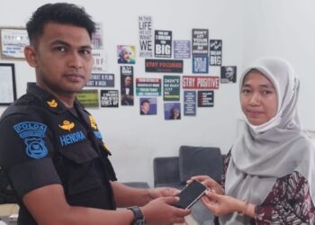 KAI Divre II Sumbar Pastikan Liburan Nataru Bebas Cemas dengan Layanan Lost and Found 5 Petugas KAI Sumbar menyerahkan barang hilang kepada pemiliknya. (dok. Humas KAI)