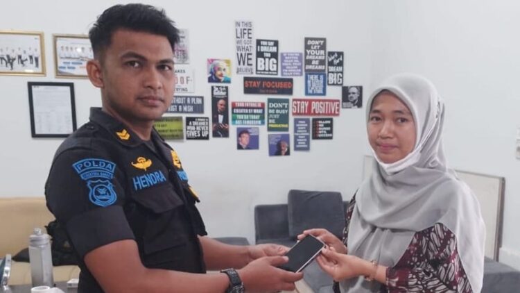 KAI Divre II Sumbar Pastikan Liburan Nataru Bebas Cemas dengan Layanan Lost and Found 1 Petugas KAI Sumbar menyerahkan barang hilang kepada pemiliknya. (dok. Humas KAI)