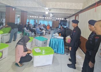 Personel Polda Sumbar Tingkatkan Pengamanan Selama Tahap Penghitungan Suara 19 Polda Sumbar lakukan pengamanan penghitungan suara hingga tingkat PPK. (dok. Bidhumas)
