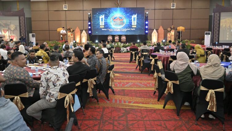 Gubernur Mahyeldi Ajak Insan Penyiaran Bentengi Anak dan Remaja dari Siaran Negatif 1 Sambutan Gubernur Mahyeldi saat acara Anugrah KPID 2024. (dok. adpsb)