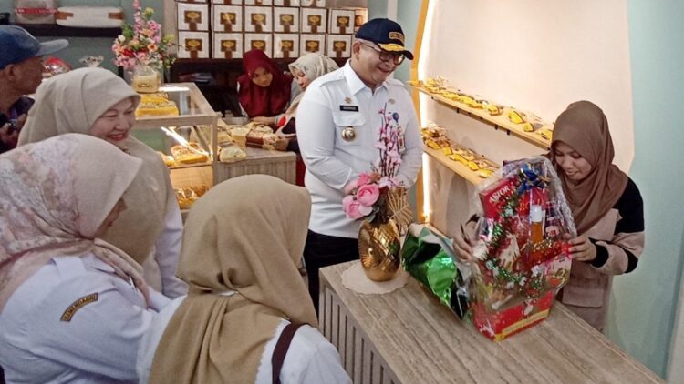 Produk Kedaluwarsa Ditarik dari Pasaran di Padang Jelang Nataru 1 Sidak di salah satu toko menjual produk makanan dan parsel sambut Natal dan Tahun Baru di Jalan Pondok, Kota Padang, Rabu (18/12/2024)(MC Padang)