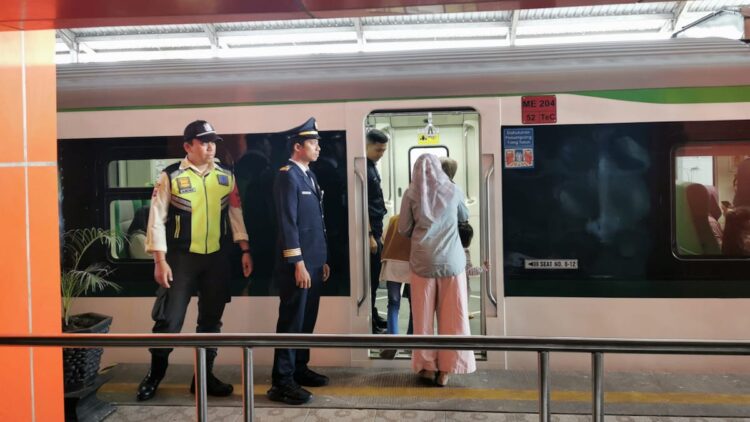 PT Kereta Api Indonesia (Persero) Divisi Regional II Sumatera Barat mencatat jumlah penumpang pada 2 hari jelang pergantian tahun, yakni 30 Desember 2024 terdapat sebanyak 6.960 penumpang. (dok. Humas KAI)