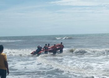 Tim SAR melakukan pencarian nelayan yang kapalnya pecah di perairan Pessel. (dok. Basarnas)