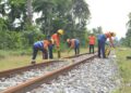 KAI Divre II Sumbar Tingkatkan Pengawasan Jalur KA Antisipasi Hadapi Musim Penghujan 3 Tim dari KAI Divre II Sumbar sedang melakukan pemeliharaan rel kereta di Sumbar. (dok. Humas)