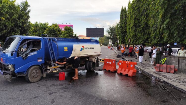 Ini Kronologis Kecelakaan Truk Pertamina dengan Dua Motor di Depan Basko Hotel Padang 1 Truk Pertamina hantam dua motor di depan Basko Hotel dan Grand Mall, Padang. (dok. istimewa)
