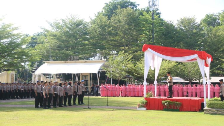 Kapolda Irjen Pol Suharyono Pimpin Upacara Kenaikan Pangkat Personel di Polda Sumbar 1 Upacara kenaikan pangkat personel Polri di Polda Sumbar. (dok. Bidhumas)