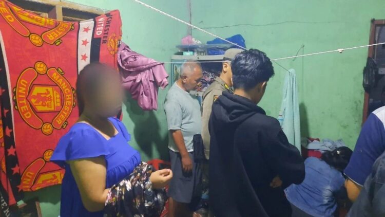 Gerebek Panti Pijat, Satpol PP Padang Amankan Empat Wanita 1 Warga dan Satpol PP grebek panti pijat di Padang. (dok. Humas Satpol PP Padang)