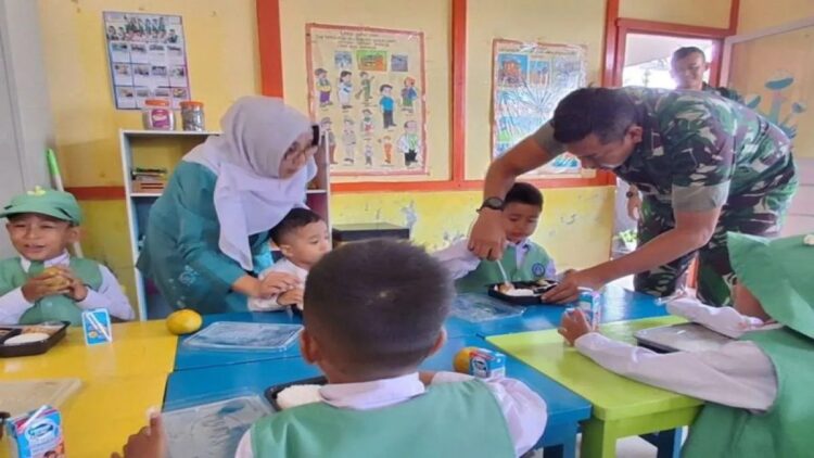 Komandan Kodim (Dandim) 0304/Agam, Letkol  Letkol. Arm. Bayu Ardhitya Nugroho memberikan makanan kepada pelajar TK di Bukittinggi dalam kegiatan uji coba pembagian makanan bergizi gratis sebagai upaya menindaklanjuti program pemerintah pusat. (Antara/Al Fatah)