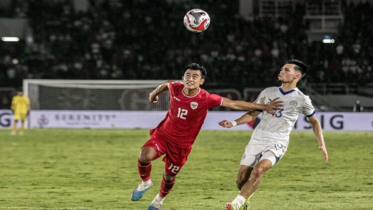 Foto arsip - Pesepak bola Timnas Indonesia Pratama Arhan Alif Rifai (kiri) berebut bola di udara dengan pesepak bola Timnas Filipina Alex James Weathers Monis (kanan) saat pertandingan Grup B ASEAN Championship 2024 di Stadion Manahan, Solo, Jawa Tengah, Sabtu (21/12/2024). (ANTARA FOTO/MOHAMMAD AYUDHA)