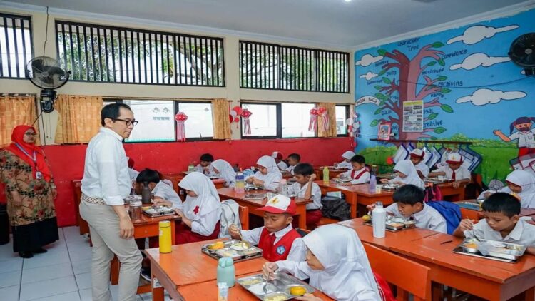 Wakil Menteri Perindustrian (Wamenperin) Faisol Riza meninjau pelaksanaan Program Makan Bergizi Gratis (MBG) di PAUD Baiturrahim, Jakarta Timur, Kamis (16/1/2025). ANTARA/HO-Kemenperin