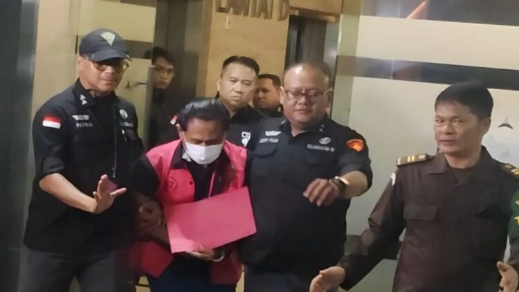 Mantan Ketua Pengadilan Negeri (PN) Surabaya Rudi Suparmono (RS) yang menjadi tersangka kasus suap dalam pemberian vonis bebas Ronald Tannur digiring penyidik Jampidsus keluar dari Gedung Kejaksaan Agung, Jakarta, Selasa (14/1/2025). ANTARA/Nadia Putri Rahmani