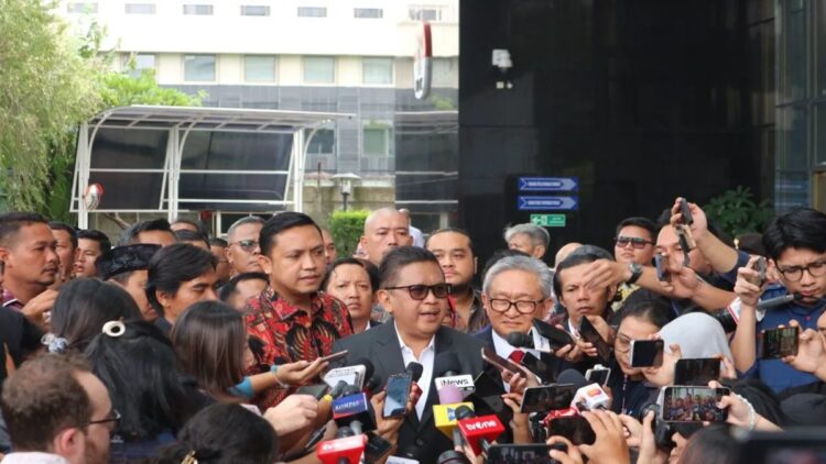 Sekretaris Jenderal PDI Perjuangan Hasto Kristiyanto (HK) memenuhi panggilan penyidik Komisi Pemberantasan Korupsi (KPK) untuk diperiksa sebagai tersangka kasus dugaan suap dan perintangan penyidikan, Senin (13/1/2024). ANTARA/Fianda Sjofjan Rassat