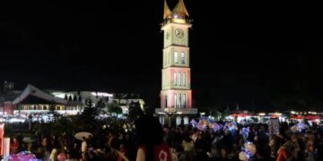 Suasana kawasan Jam Gadang Kota Bukittinggi, Sumatera Barat saat malam pergantian tahun baru. (ANTARA/Alfatah)