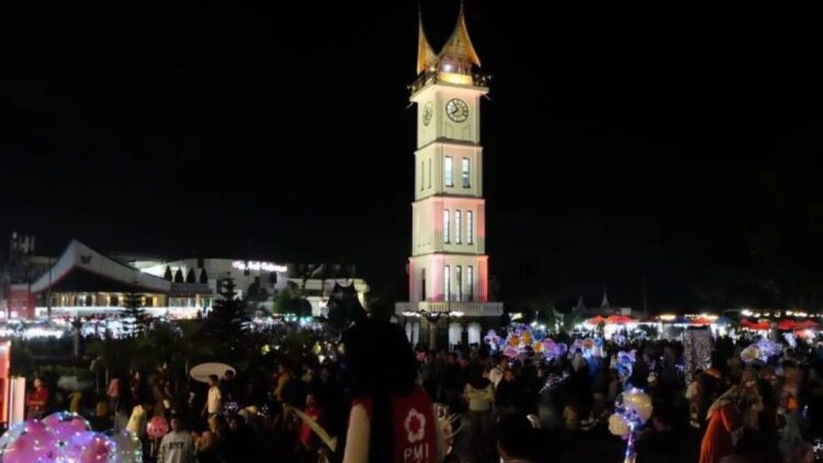 Suasana kawasan Jam Gadang Kota Bukittinggi, Sumatera Barat saat malam pergantian tahun baru. (ANTARA/Alfatah)
